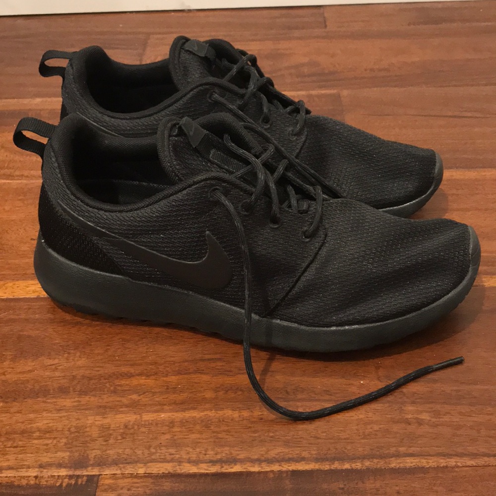 Nike Roshe One - Black Women’s size 9